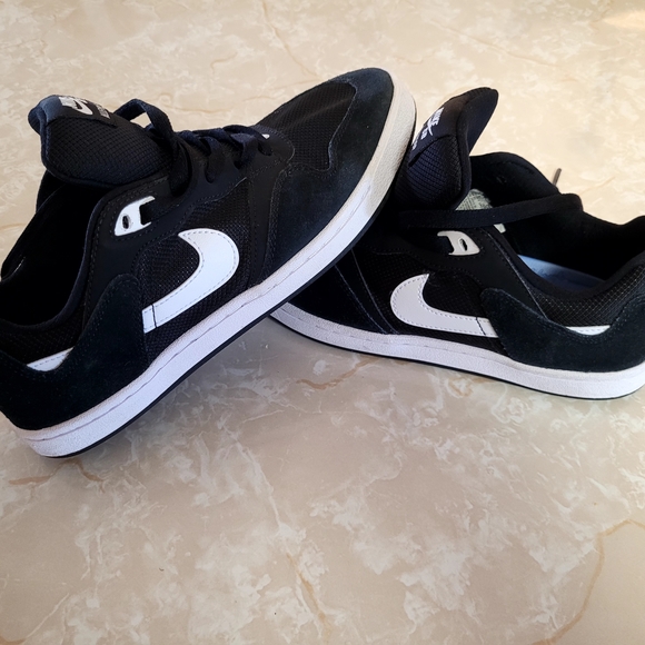 Nike Men's Black and White Sneakers - Picture 1 of 5